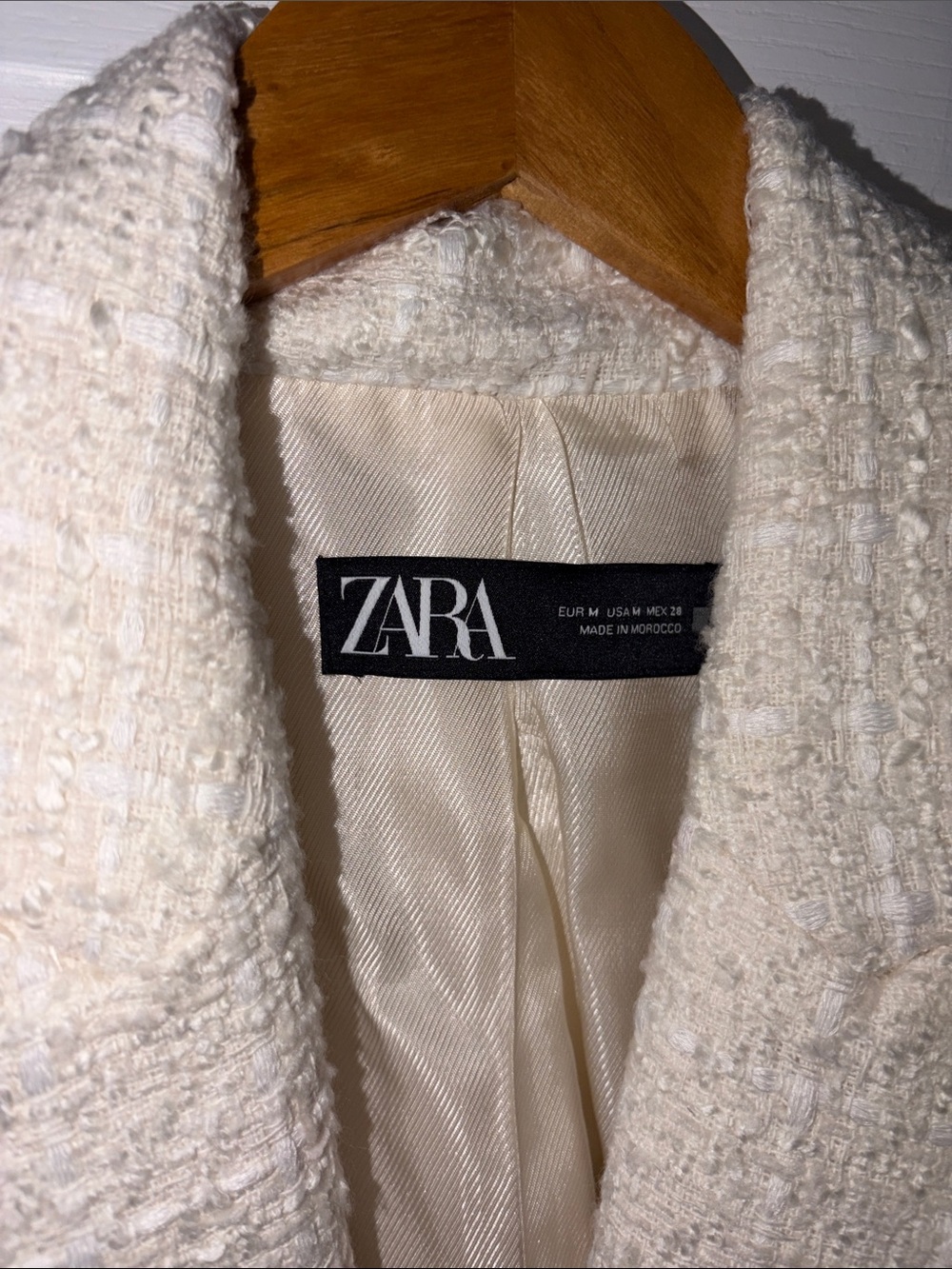 Zara Cream Bouclé Double-Breasted Blazer with Gold Buttons - Picture 4 of 11